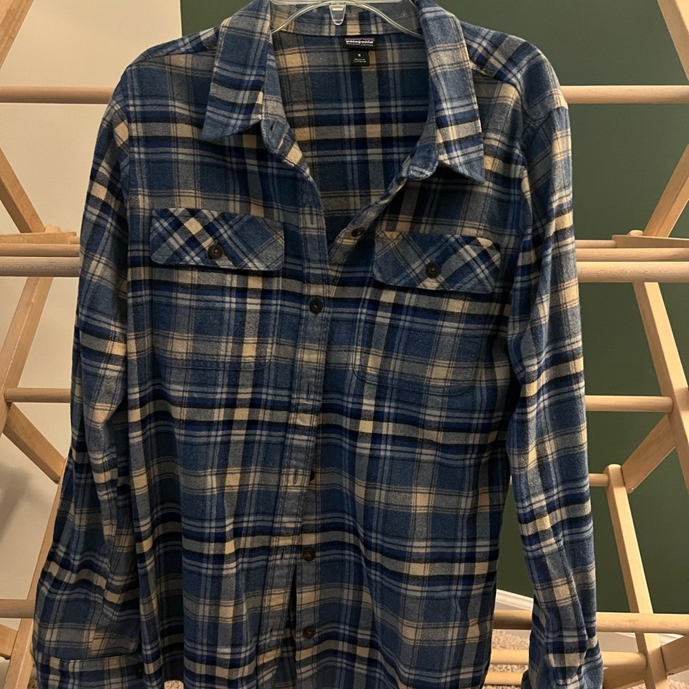 Patagonia Navy and Cream Checkered Women's Blouse